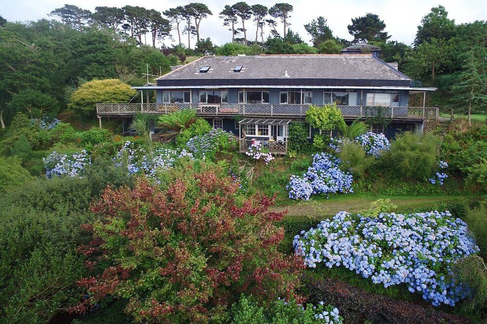 Entire apartment, Tremerlin. Unique and Magnificently Situated 8 acre Waterside Artists' Retreat in Helford, Cornwall