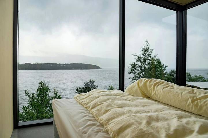 Von einem Architekten entworfene Hütte mit Blick auf den Fjord und die Berge in Vågsøy