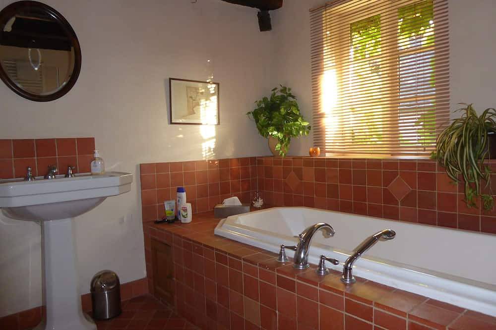 Cottage offrant de superbes vues et une piscine chauffée privée in Ayen, Région de Brive-la-Gaillarde