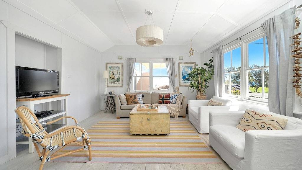 Avalon: vintage beachside family getaway in Currarong, Jervis Bay