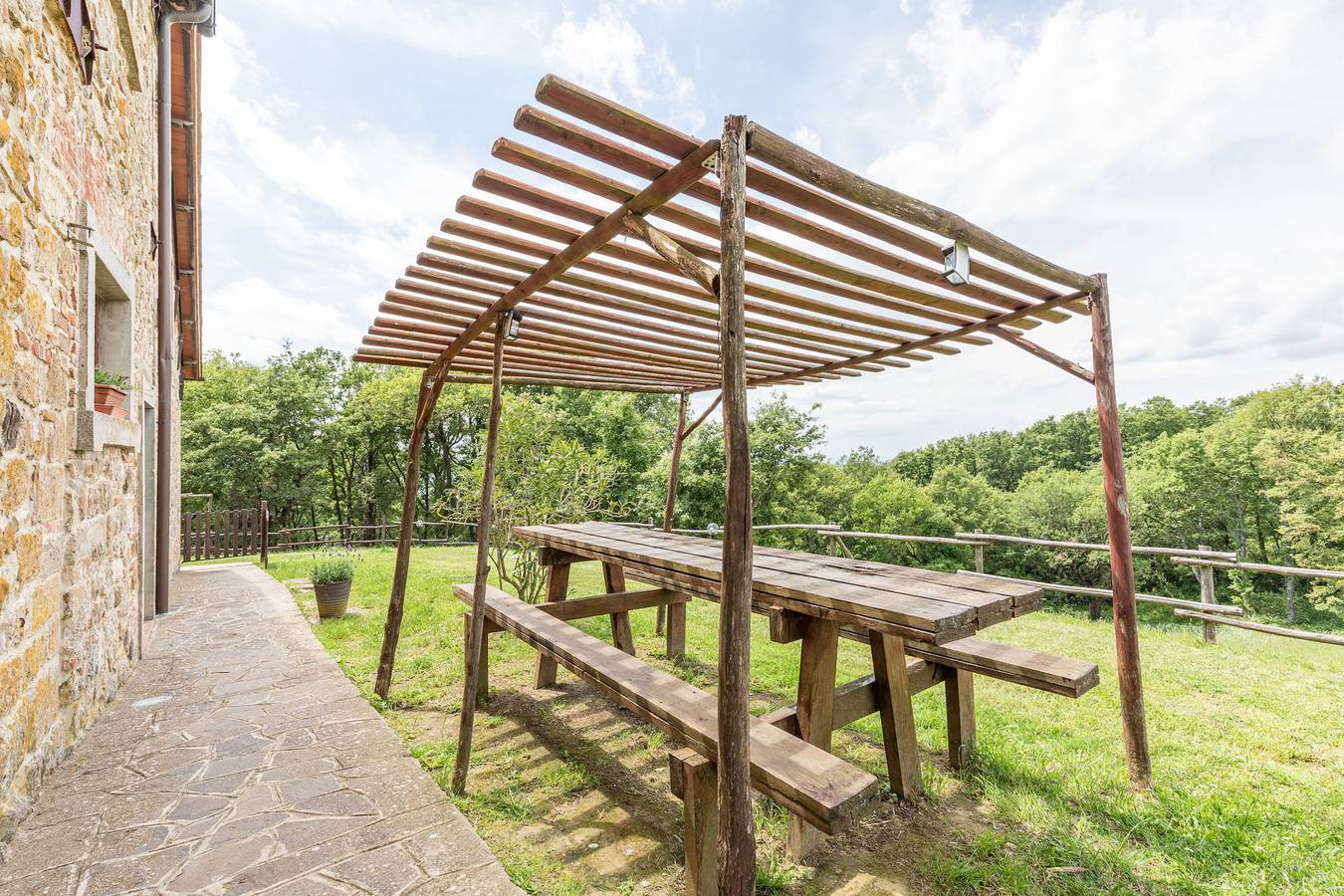 Apartamento entero, Apartamento 'Granaio' con vistas a la montaña, piscina compartida y Wi-Fi in Chianciano Terme, Provincia de Siena