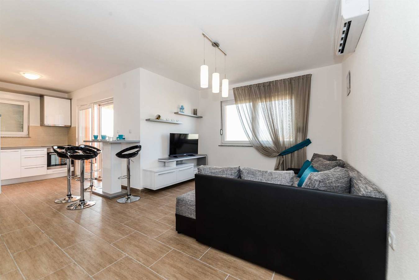 Geheel appartement, Air-conditioned holiday apartment | 4-6 persons | 80 meters from sea in Vir