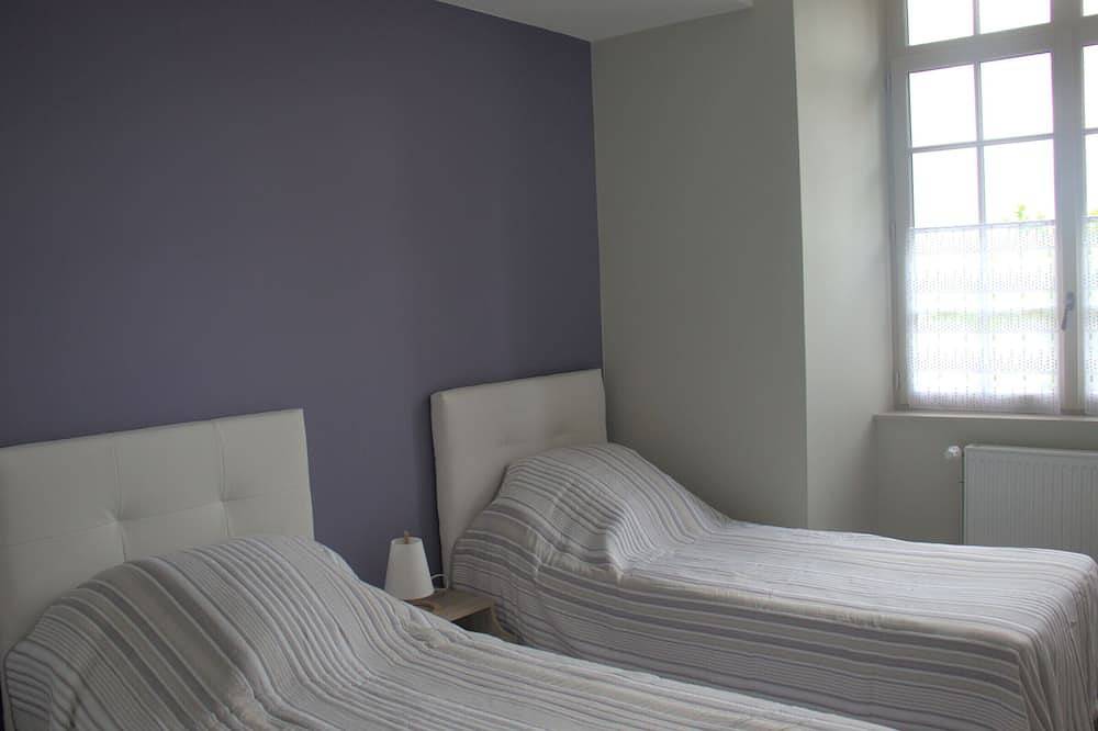 Ganze Wohnung, Geräumige Unterkunft in restauriertem ehemaligen Priorat in La Celle (Cher), Saint-Amand-Montrond