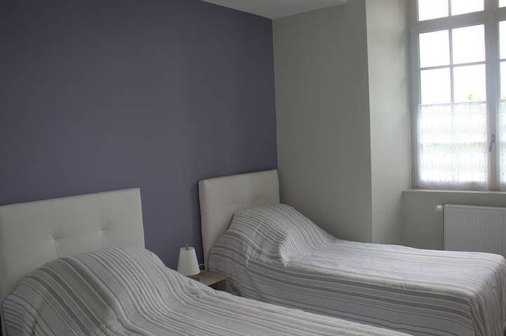 Ganze Wohnung, Geräumige Unterkunft in restauriertem ehemaligen Priorat in La Celle (Cher), Saint-Amand-Montrond