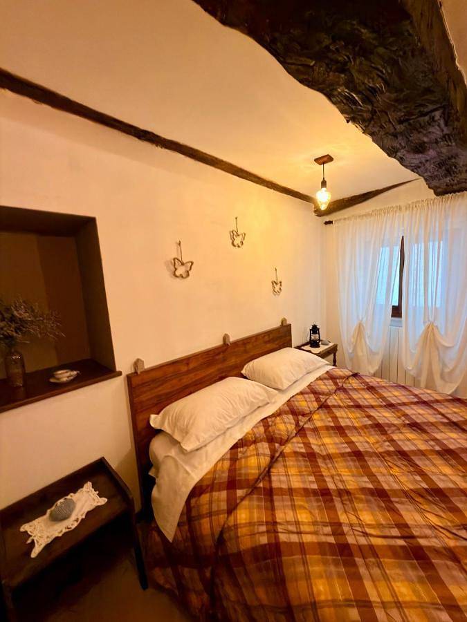 Double Room with Private Bathroom in Sarnano, Parco nazionale dei Monti Sibillini