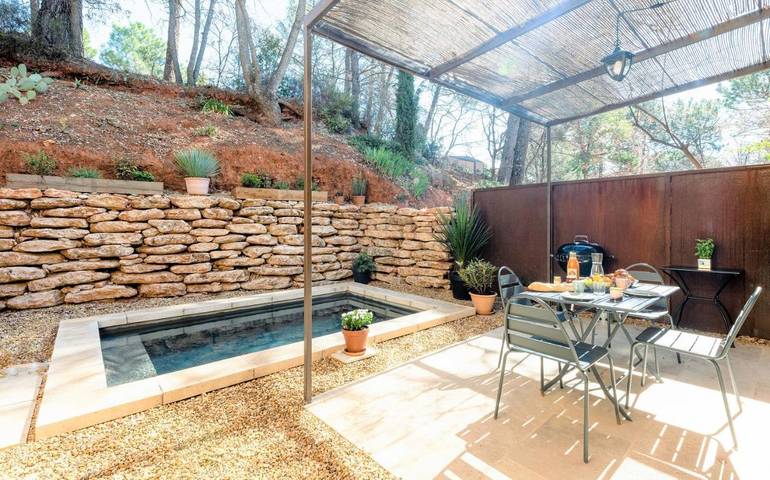 Vakantiehuis voor 4 personen, with Terras and Tuin as well as Zwembad and Uitzicht in Roussillon