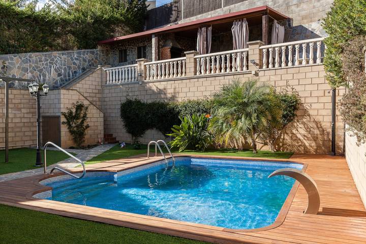 Vacation Home "Casa Lourdes" with Private Pool, Garden & Wi-Fi in Canyelles (Barcelona), Garraf