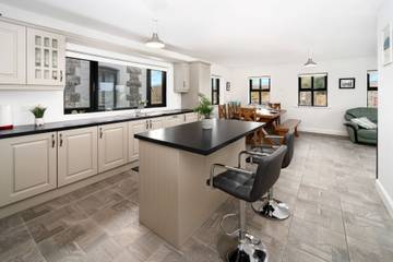 Log Cabin for 10 People in Lough Corrib, Connacht, Photo 2