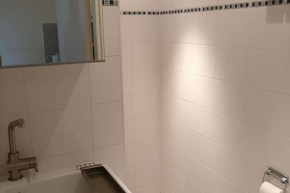 Geheel appartement, Appartement in Alkmaar, in de wijk Oudorp met een polderlandschap met molens, in Alkmaar, Nederlandse Noordzeekust