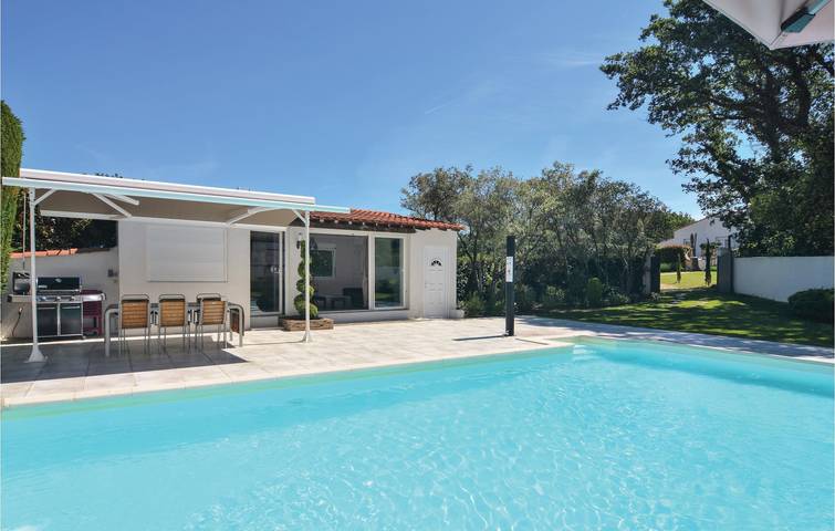 Poolside Apartment with Parking and WiFi in Trets, Mediterranean Coast (France)