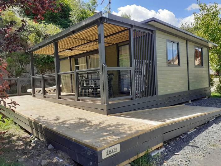 Chalet pour 4 personnes, avec terrasse et bassin pour enfant dans le Cantal