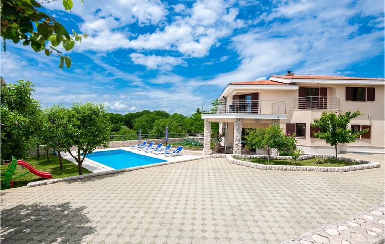 Gemütliche 2-Zimmer-Wohnung mit Pool, WLAN und Parkplatz in der Nähe des Flusses Ričina in Imotski, Makarska Riviera