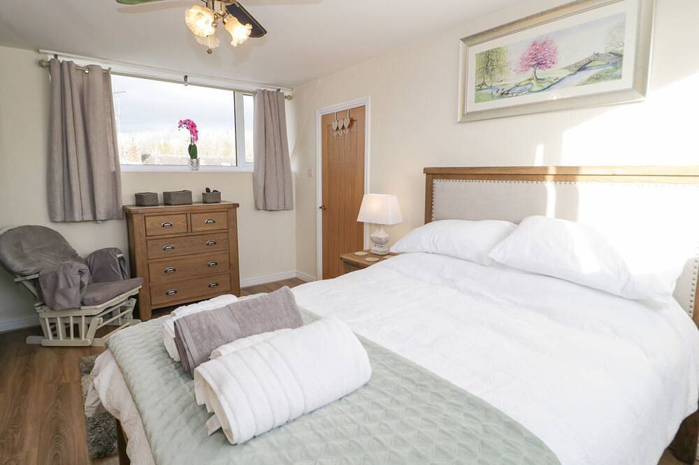 Hilltops, pet friendly, with hot tub in Deganwy in Deganwy, Conwy region