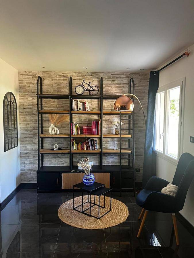 Location de vacances pour 6 personnes, avec jardin et piscine à Villeny - 2