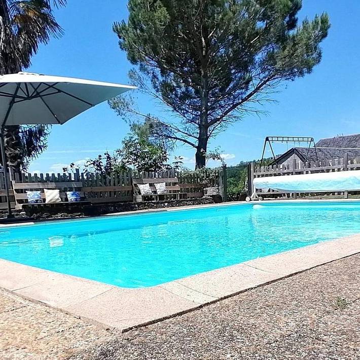 Location de vacances pour 16 personnes, avec jardin ainsi que piscine et terrasse à Donzenac