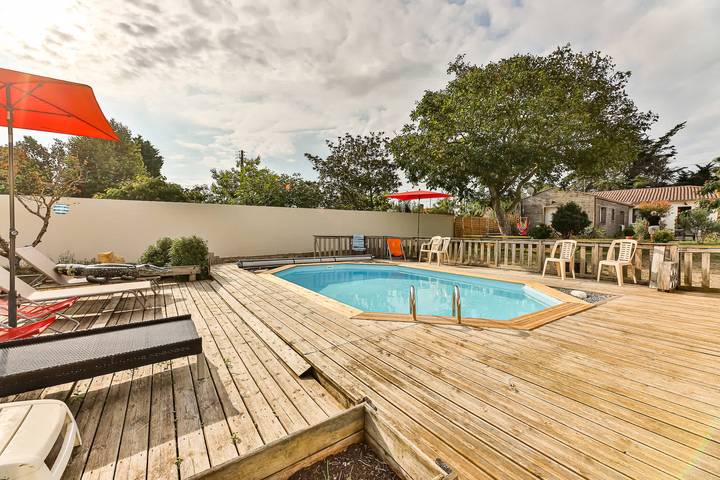 Gîte pour 8 personnes, avec jardin et piscine, adapté aux familles dans Office De Tourisme De Longeville Sur Mer