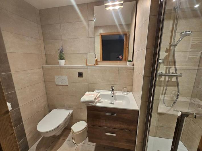 Hôtel pour 2 personnes, avec piscine ainsi que jardin et terrasse, animaux acceptés à Vacheresse - 2