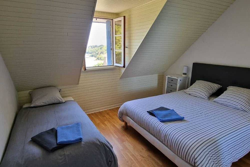 Villa mit Strandblick am Ende des Gartens, überdachter Pool, ganzjährig beheizt in Lanmodez, Rosa Granitküste