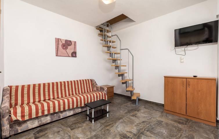 Ganze Ferienwohnung, Gemütliche Ferienwohnung mit Meerblick, Terrasse, WLAN und Parkplatz – nur wenige Schritte vom Strand entfernt! in Senj, Kvarner Festland