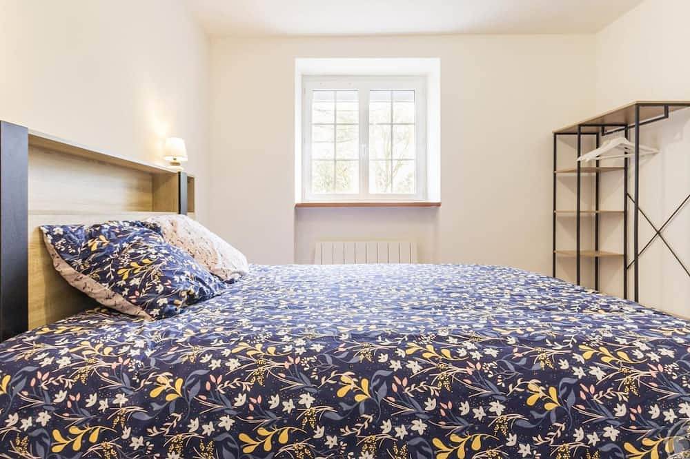 Authentic 3-Bedroom House with Garden near Mont-Saint-Michel in Saint-Laurent-de-Terregatte, Avranches region