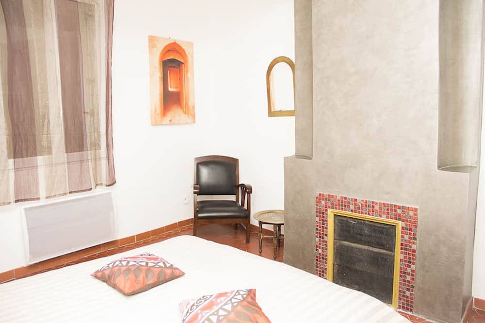 Entire apartment, Charming apartment pedestrian center in Aix-en-Provence, Mediterranean Coast (France)