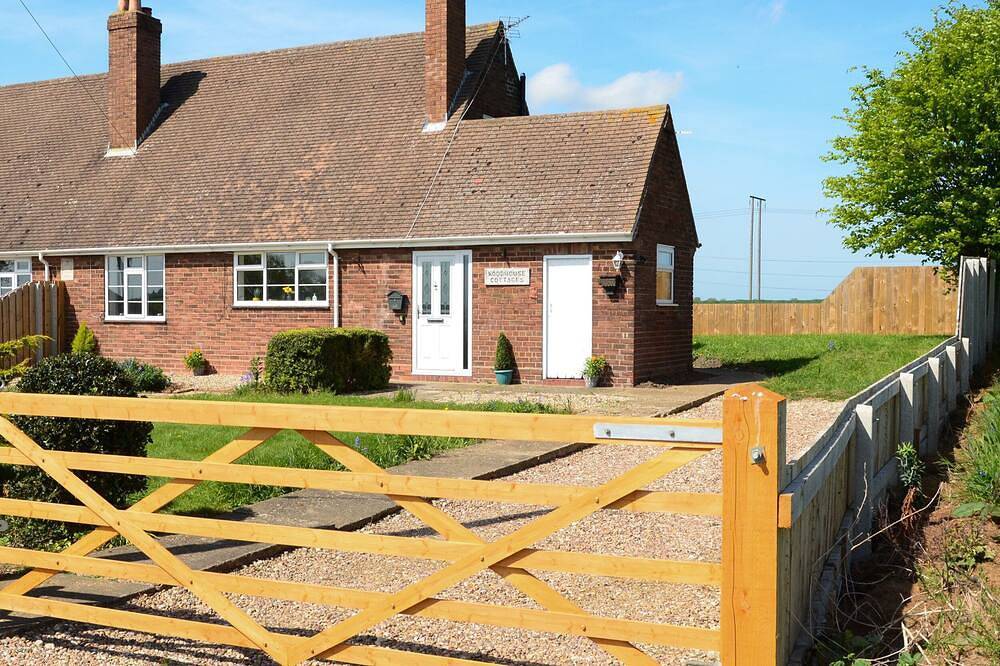 1 Woodhouse Cottages, pet friendly, with a garden in Skirlaugh in Yorkshire del Este