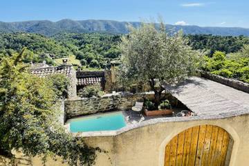 Gîte pour 6 personnes, avec piscine et terrasse, animaux acceptés à Ménerbes