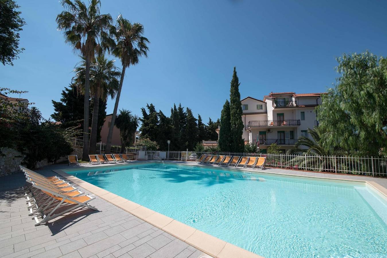 Apartamento vacacional entero, Apartamento con aire acondicionado para las vacaciones - Gran piscina con vistas al mar de la Riviera italiana in Pietra Ligure, Pietra Ligure Municipio