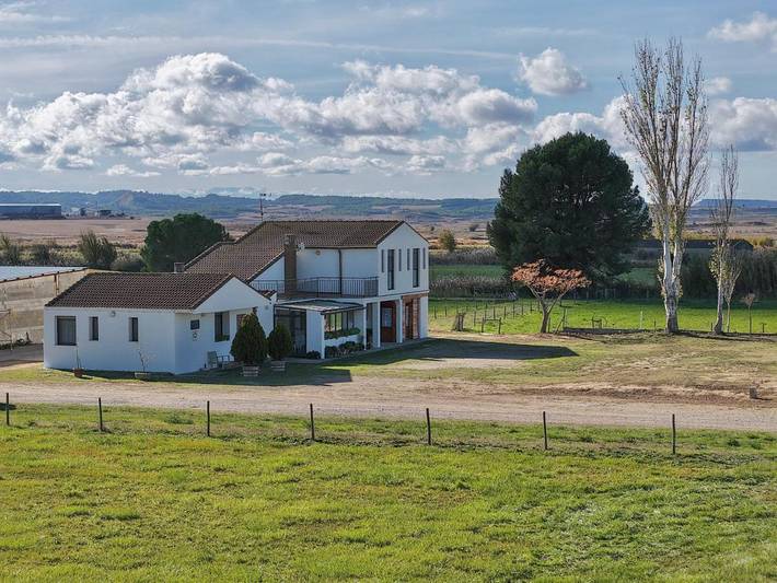 Casa rural para 9 personas, con jardín y terraza en Carcastillo