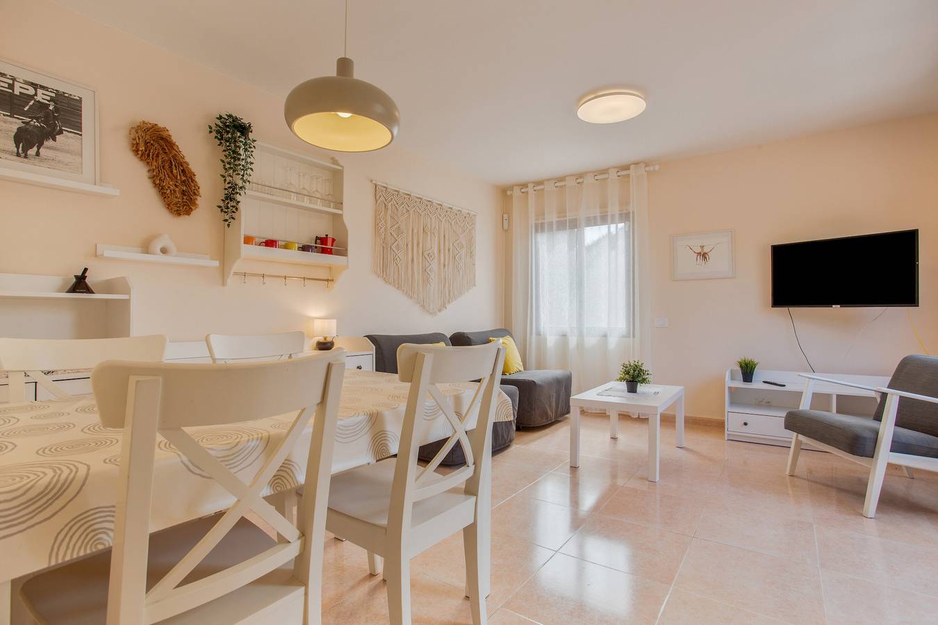 Apartamento entero, Vacaciones 'Oasis Duna_ Casa Elena' con Piscina Compartida, Balcón y Wi-Fi in Corralejo, La Oliva