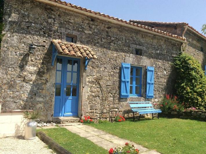 Location de vacances pour 4 personnes, avec terrasse ainsi que vue et piscine à Édon (Charente) - 3