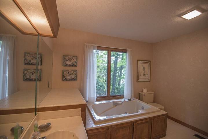 Log cabin for 12 people, with pool and terrace as well as hot tub in Highlands (NC)