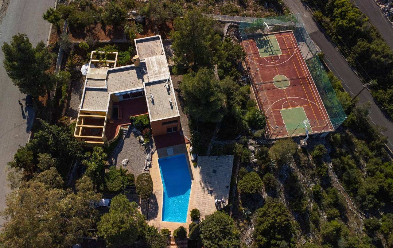 Villa with swimming pool and tennis/basketball court in Theologos, Fthiotida