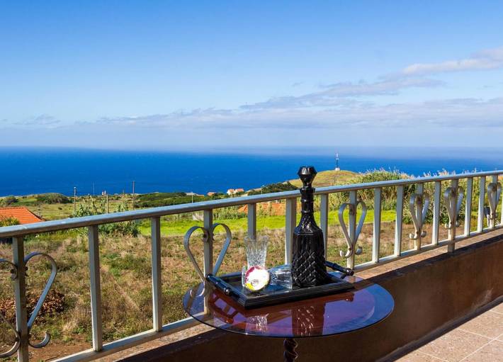 Location de vacances pour 4 personnes, avec Balcon et Terrasse ainsi que Jardin et Vue à Ponta Do Pargo
