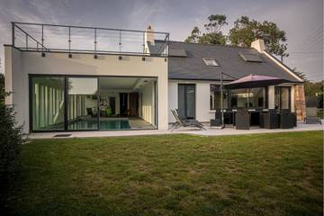 Location de vacances pour 8 personnes, avec jacuzzi et piscine ainsi que sauna et jardin, adapté aux familles dans Plage Tresmeur