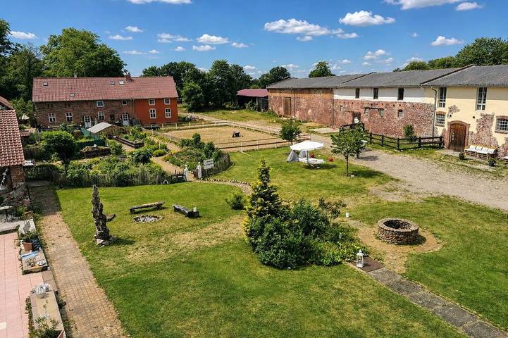 Ganze Wohnung, Gutshof moderne Ferienwohnung mit viel Garten, viel Natur, Hofgarten und See in Tangerhütte, Altmark