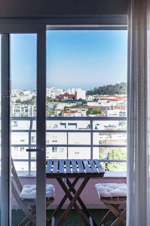 Apartamento inteiro, Two-Bedroom Apartment with Balcony in Benfica, Lisboa