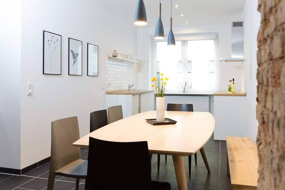 Ganze Wohnung, Floor 2 (Apt. 4 + 5) 195 Sqm & 5 Br // Entire Floor: Max 21 Persons in Moabit Berlin, Berlin