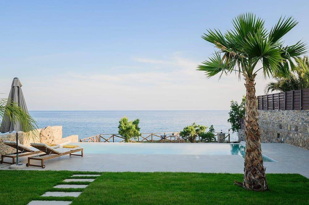 Seafront 4-bedroom Villa Grand Blue in Mavros Kolimpos with lovely sea views! in Achlia, Kreta Süden