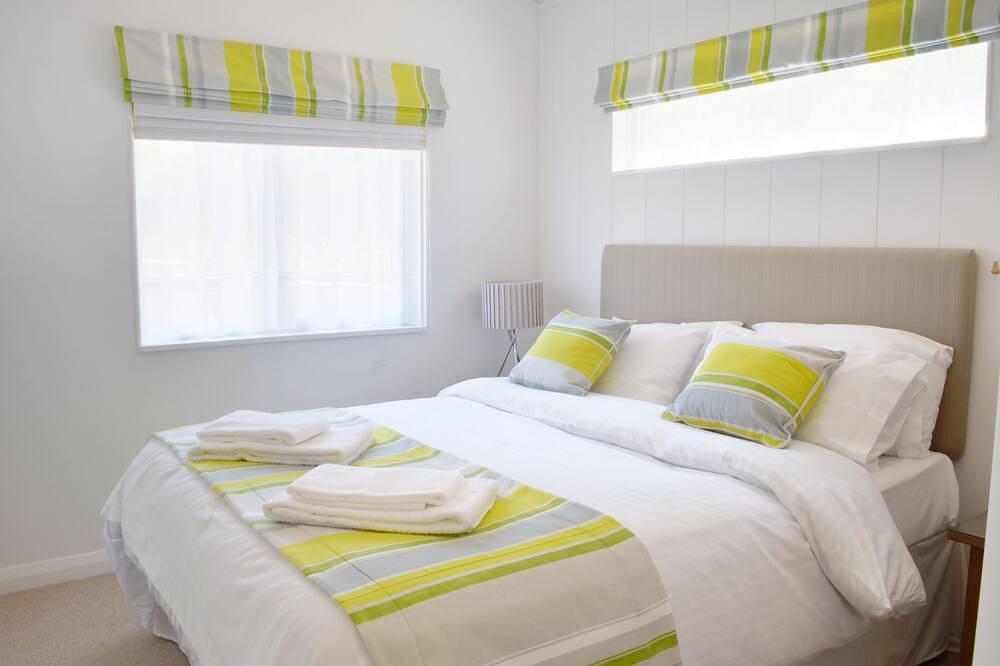 Luxury Lodge, South Devon Coast nr Plymouth, 200m to Beach + Indoor Heated Pool, in Wembury, South Devon