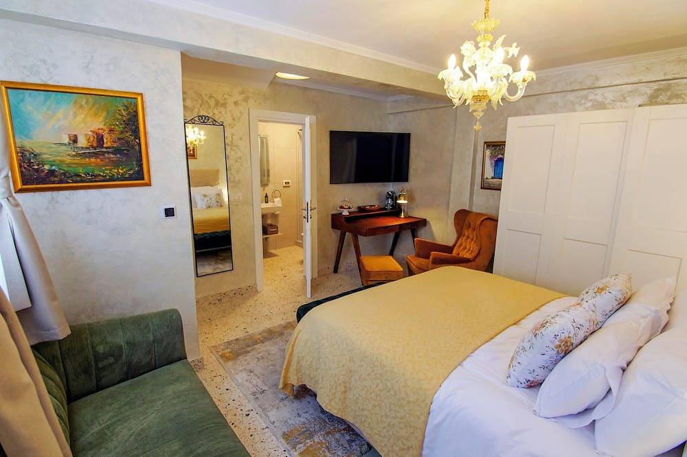 5-star luxury villa in the heart of the old town Rab with parking. Pet-friendly! in Rab città, Rab