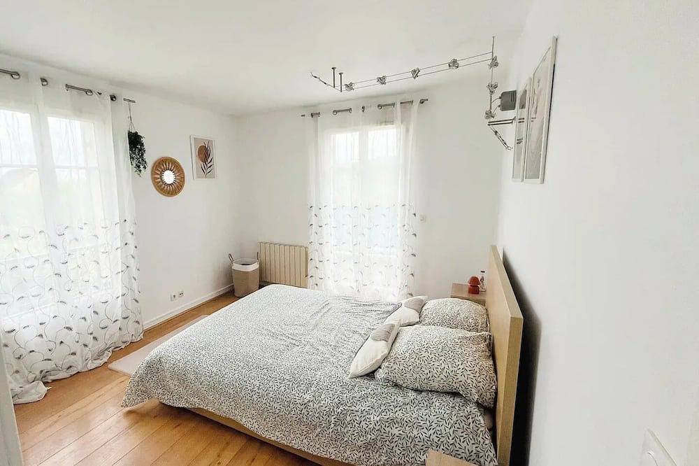 Entire apartment, Disney & Olympics 2024: Family Apt w/ Terrace in Magny-le-Hongre, Seine-et-Marne