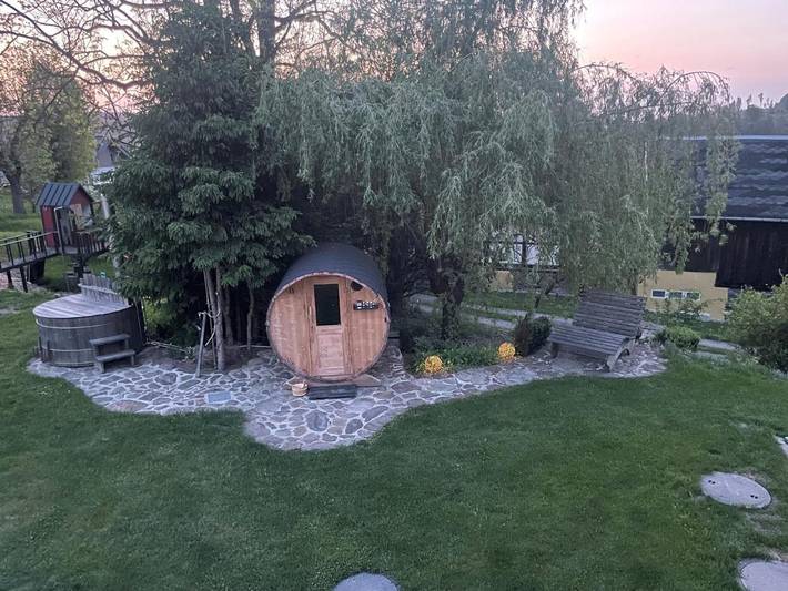 Ferienwohnung für 3 Personen, mit Whirlpool und Terrasse sowie Garten und Pool