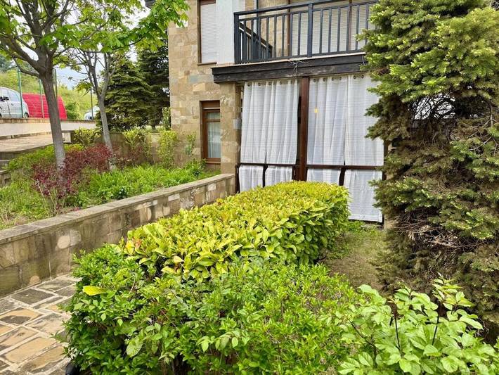 Ferienwohnung für 4 Personen, mit Whirlpool und Terrasse sowie Garten und Pool
