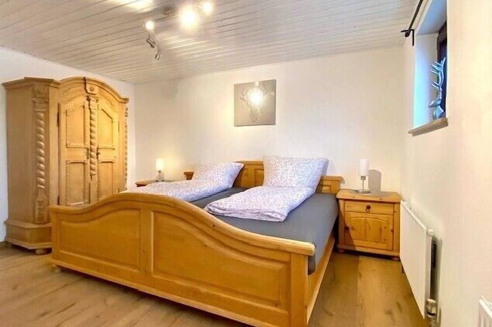 Ganze Wohnung, Gemütliches Ferienhaus für bis zu 8 Personen mit Terrasse in Selbitz, Landkreis Hof