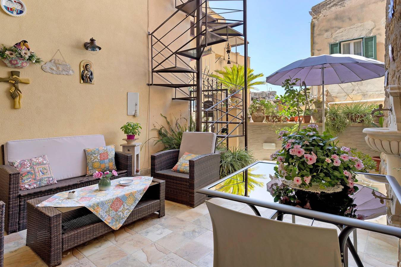 Appartamento intero, Appartamento 'L'elegante Dépendance Del Barone' con Giardino Privato, Wi-Fi e Aria Condizionata in Agrigento, Provincia di Agrigento