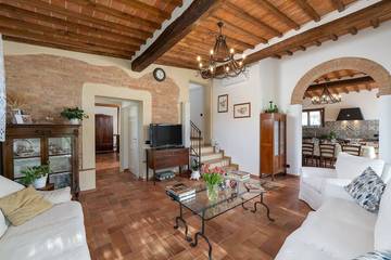 Villa for 8 Guests in Siena, Siena Province, Picture 3
