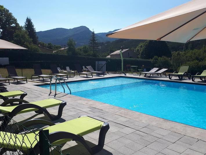 Hôtel, avec Terrasse ainsi que Jardin et Piscine