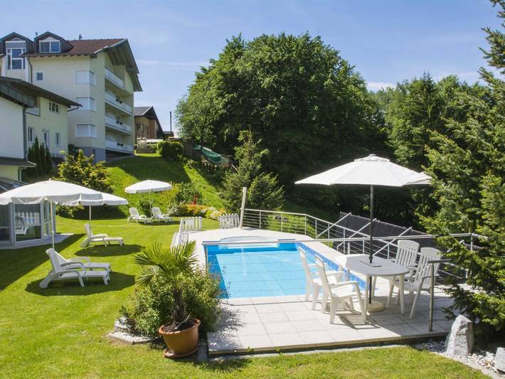 Ferienwohnung für 5 Personen, mit Seeblick und Balkon sowie Garten und Pool, kinderfreundlich