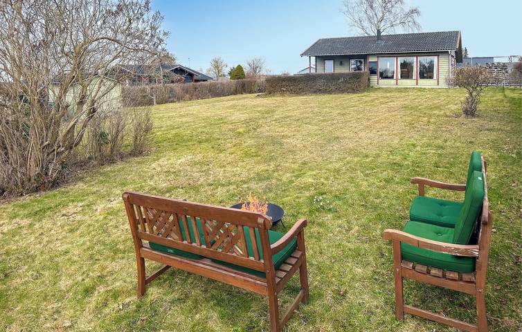 Ferieudlejning for 5 personer, med terrasse i Enø
